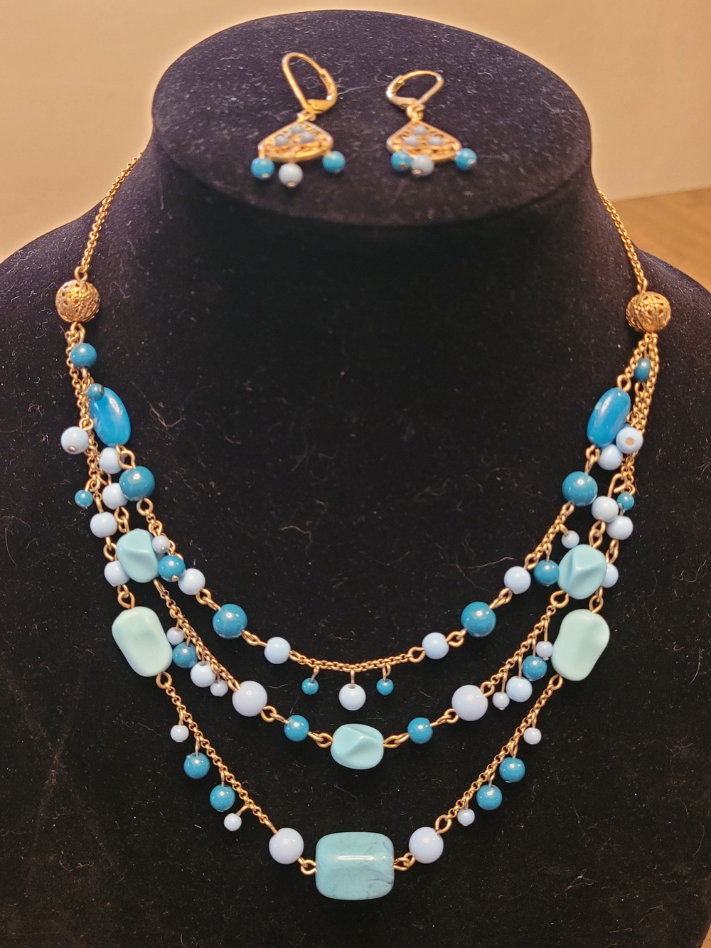 Avon Vintage 2005 Turquoise Color Triple Strand Necklace Earrings Gift Set